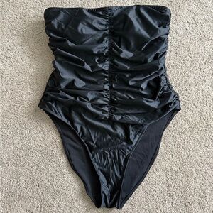 NWOT Good American high cut black strapless swimsuit. Size large (3).